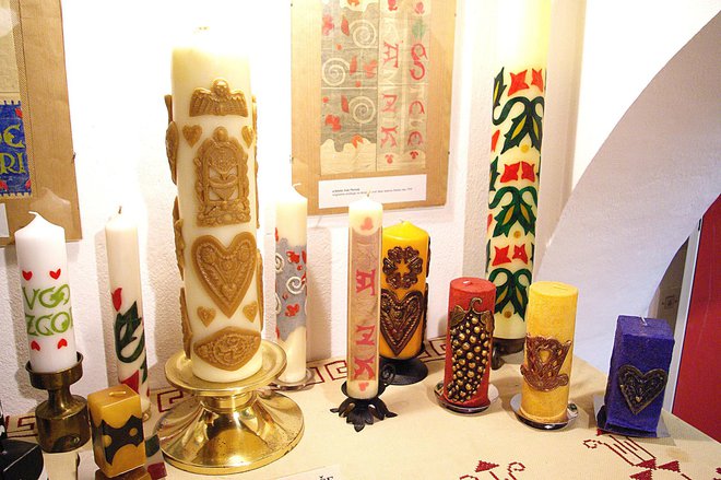 Plečnikove sveče izdelujejo v Pax svečarni Stele. Foto: Primož Hieng
