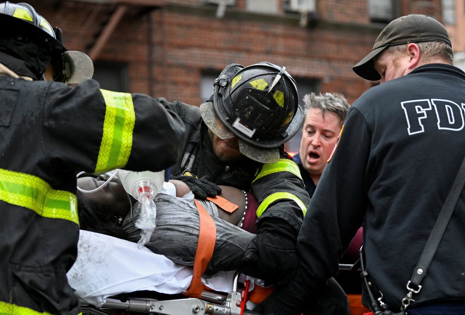 Fotografija: Največ so jih prepeljali v bolnišnico zaradi hudih posledic vdihovanja dima. FOTO: Lloyd Mitchell/Reuters
