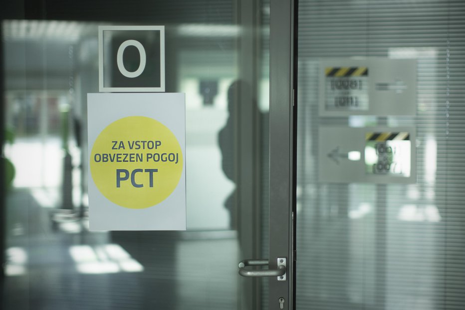Fotografija: Opozorila in napotki za koronavirus in PCT-pogoje na vhodu v zgradbo GZS. FOTO: Jure Eržen, Delo
