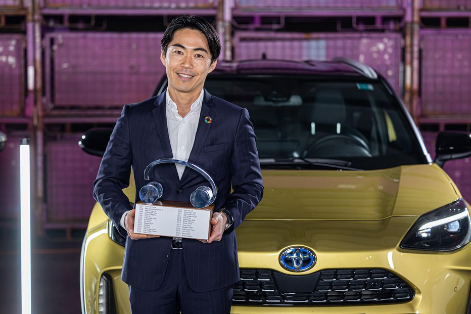 Fotografija: Predsednik družbe Toyota Adria Kensuke Cučija z zmagovalnim pokalom FOTOgrafiji: Uroš Modlic
