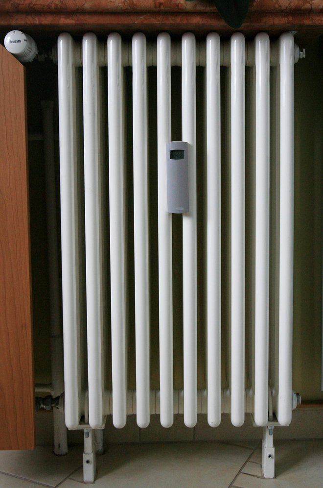 Pred radiatorjem naj ne bo ničesar, da bo topel zrak lažje krožil. FOTO: Uroš Hočevar
