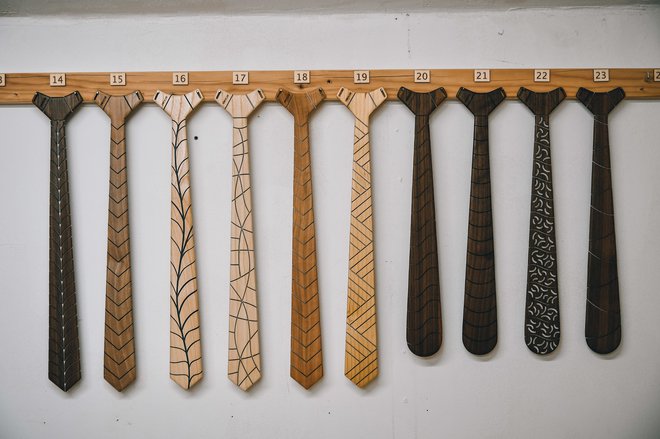 Dve kolekciji (Classic in Trendy) lesenih preklopnih kravat je ustvaril v letu dni.
