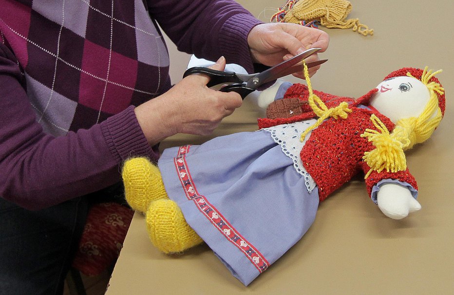 Fotografija: Starejše gospe že vrsto let šivajo punčke iz cunj, izkupiček je namenjen Unicefu. Foto: Ljubo Vukelič
