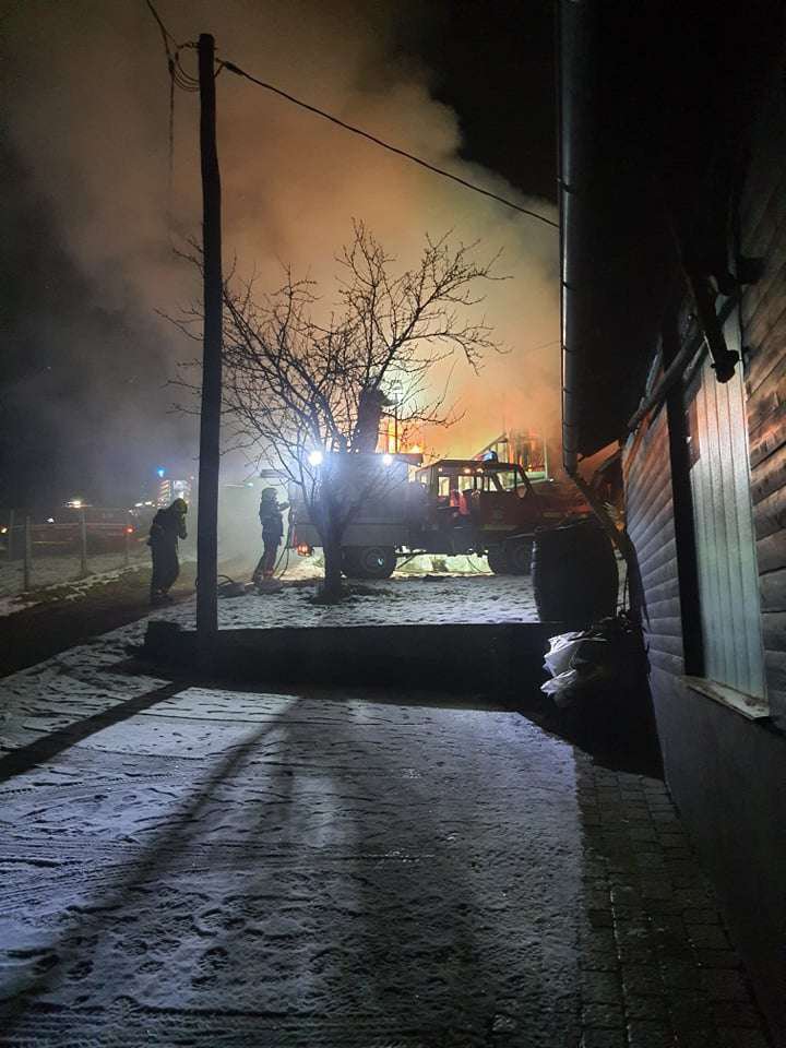 Fotografija: Prvo vozilo s štirimi gasilci je izvozilo pet minut po pozivu. FOTO: N. J./dolenjska News
