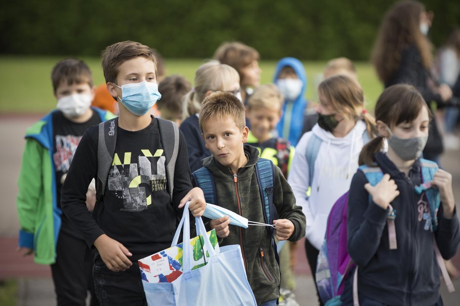 Fotografija: Razmere v šolah so zaradi okužb s koronavirusom namreč resne.  FOTO: Jure Eržen, Delo
