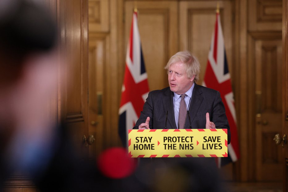 Fotografija: Britanski premier Boris Johnson, ki želi ukiniti RTV-naročnino na BBC, javno komunicira, naj se državljani v času pandemije ne družijo, sam pa prireja zabave. FOTO: PIPPA FOWLES
