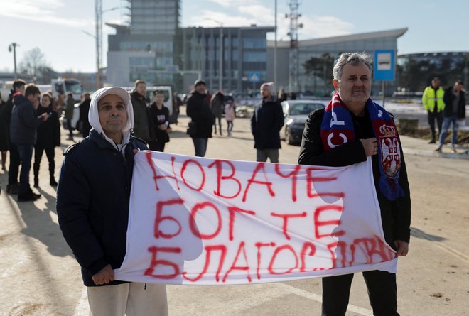 Srbi so mu pripravili veličasten sprejem, a množice ni pozdravil.  FOTO: Marko Djurica, Reuters
