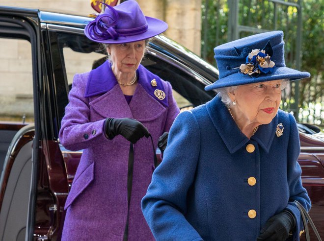 Edina hči britanske kraljice princesa Anne nima varovanja, čeprav je vidna in pomembna članica družine. FOTO: Arthur Edwards/Reuters
