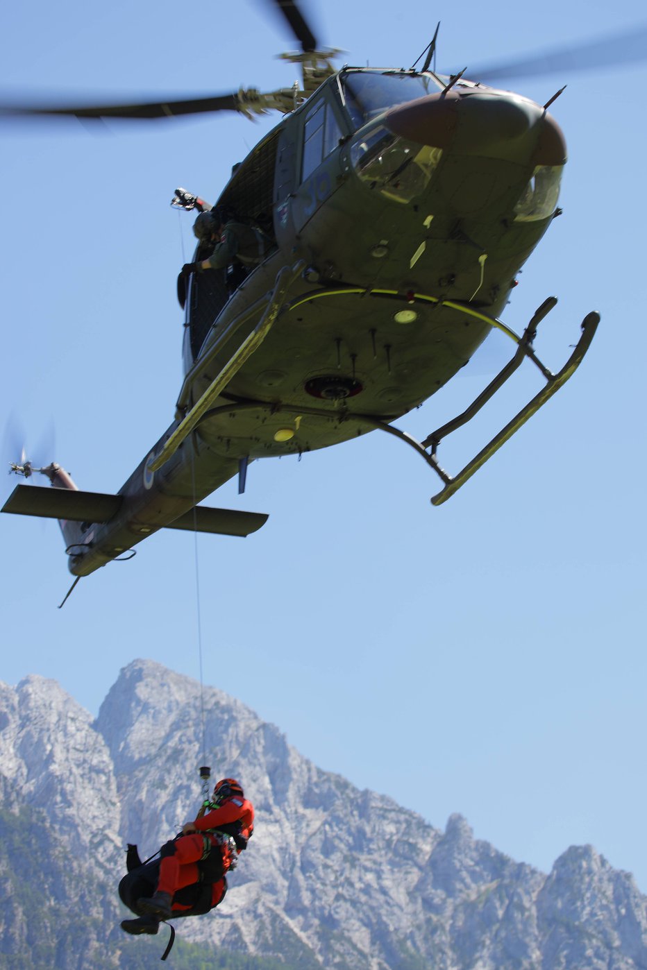 Fotografija: Helikopter je z gora prinašal žalostne novice. FOTO: Boštjan Fon
