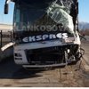 Groza na cesti: avtobus v tovornjak z drvmi, ranjeni tudi otroci (VIDEO)
