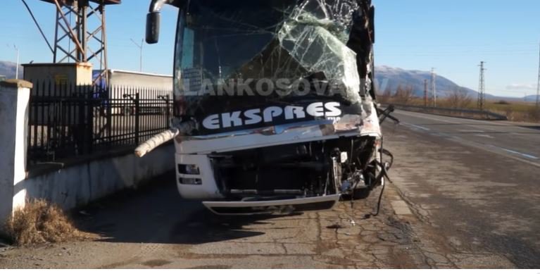 Fotografija: V Kyustendilu je avtobus s Kosova trčil v tovornjak, ki je imel naložena drva. FOTO: Facebook

