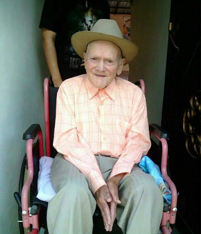 Juan Vicente Pérez Mora je zdaj najstarejši živeči moški.
