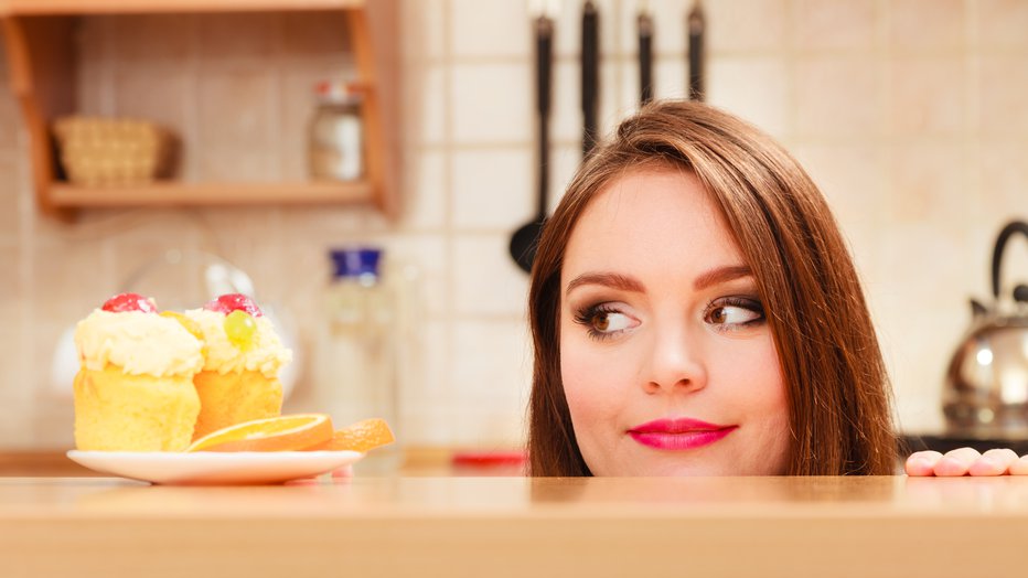 Fotografija: Če bo družina vedela, da smo sklenili shujšati, bomo manj verjetno segli po drugem kosu torte. FOTO: Voyagerix/Getty Images
