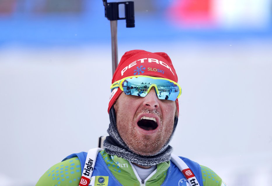 Fotografija: Klemen Bauer med tekmo v mešanih šafetah na svetovnem prvenstvu v biatlonu na Pokljuki. FOTO: Matej Družnik

