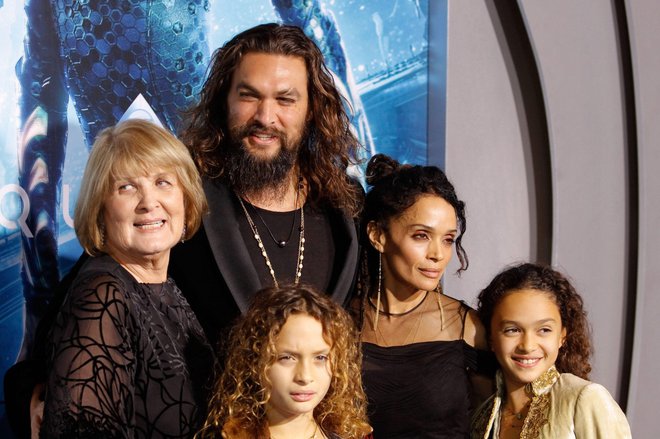 Lisa in Jason z otrokoma in Jasonovo mamo na premieri Aquamana
