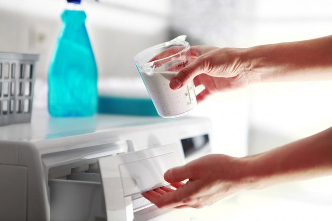 Ni res, da več praška pomeni temeljitejše pranje. FOTO: Getty Images