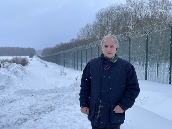 Aleš Hojs na litovsko-beloruski meji. FOTO: Twitter, posnetek zaslona

