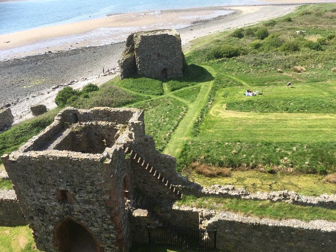 Razvaline gradu iz 14. stoletja so pomemben del zgodovinske in kulturne dediščine.
