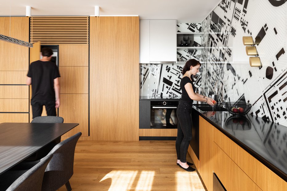 Fotografija: Kuhinjo zaznamuje stena s črno-belim grafičnim potiskom. FOTO: Matej Hakár
