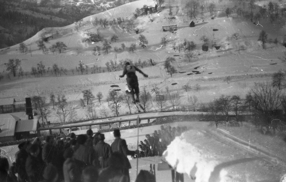 Fotografija: Z edinstvene smučarske skakalne tekme, ki se je zgodila v teh dneh leta 1945 v Cerknem. FOTO: Muzej novejše zgodovine Slovenije

