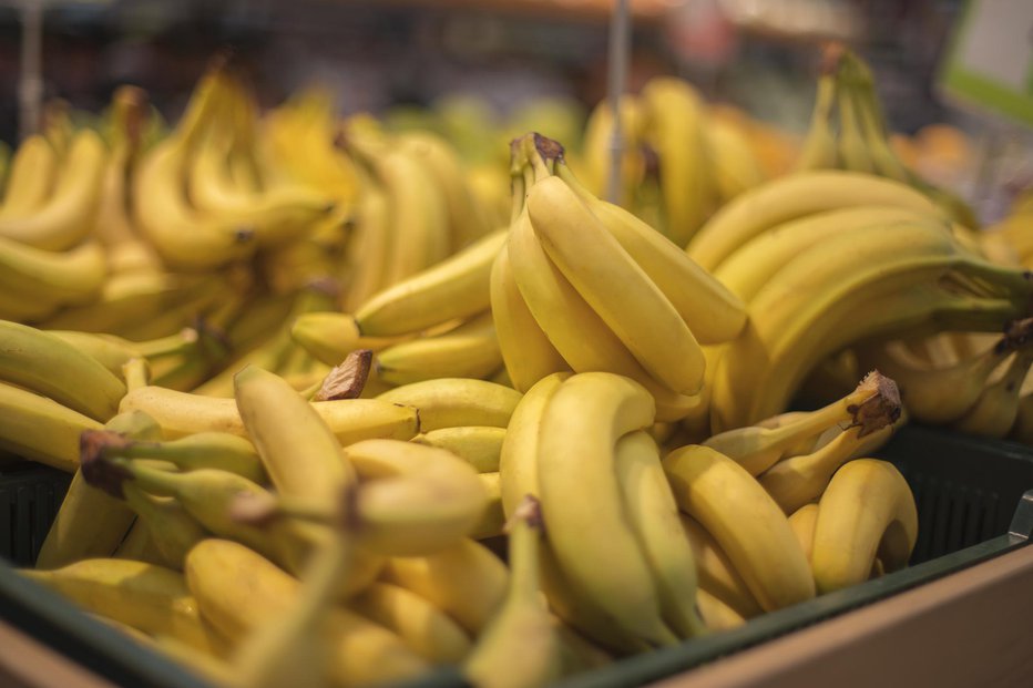 Fotografija: Ena velika banana je dolga približno 20 centimetrov in je enaka eni porciji sadja. FOTO: Lindrik Getty Images
