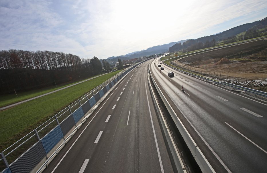Fotografija: Na slovenskih avtocestah velja novi režim plačevanja cestnin. FOTO: Tadej Regent, Delo
