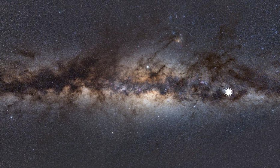Fotografija: Slika, ki prikazuje Mlečno cesto, z ikono zvezde, ki prikazuje položaj skrivnostnega predmeta. FOTO: Dr. Natasha Hurley-Walker (ICRAR/Curtin)
