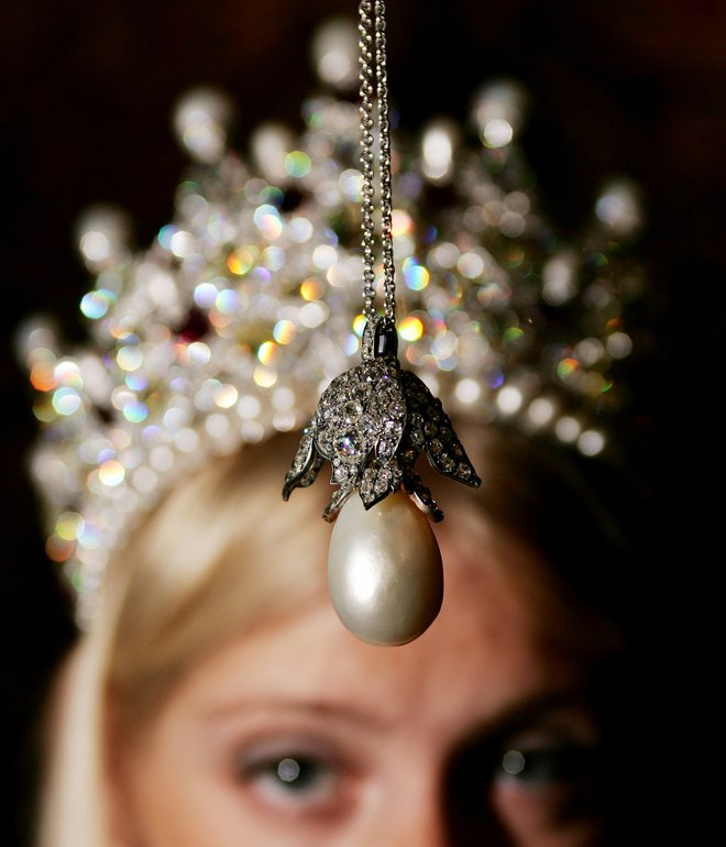 Skupno je okrog 6000 diamantov in 2000 biserov. FOTO: Stephen Hird/Reuters
