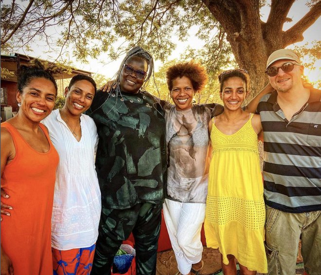 Poleg sester Yebuah so v Burkina Faso poleteli še Maša Kagao Knez, Dalanda Diallo in raper Murat. Sprejela jih je Irene, glavna organizatorka festivala FIDO.
