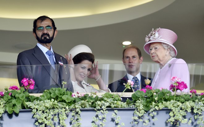 Šejk in britanska kraljica sta že dolgo prijatelja. FOTO: Toby Melville/Reuters
