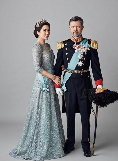 Na nekaj uradnih portretih ji družbo dela mož princ Frederik. FOTOGRAFIJI: Instagram
