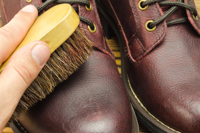 Usnjene čevlje je priporočljivo občasno premazati s posebno kremo. FOTO: Farion_o/Getty Images
