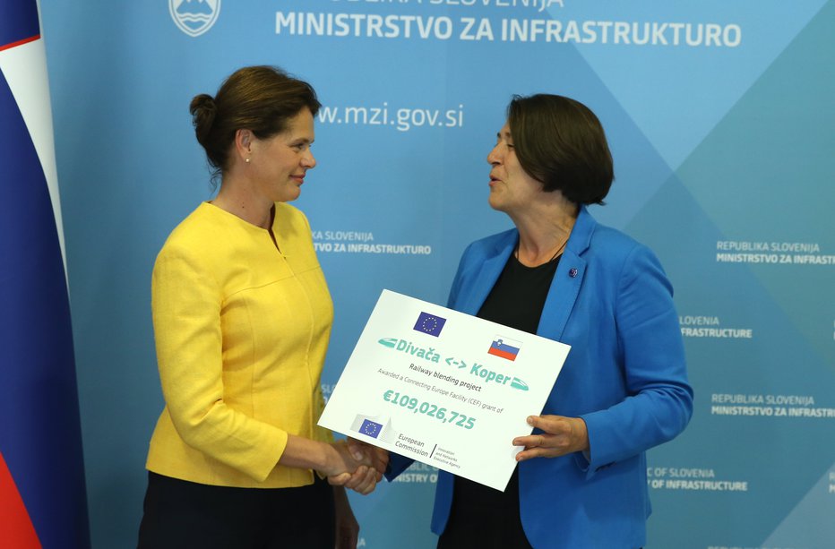 Fotografija: Leta 2019, ko je evropska komisarka Violeta Bulc predala ček ministrici za promet Alenki Bratušek. FOTO: Jože Suhadolnik 
