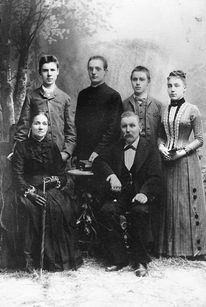 Plečnikova družina; Jože stoji levo. FOTO: Dokumentacija Mgml
