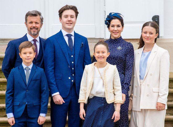 S princem Frederikom imata štiri otroke: princa Christiana, princeso Isabello in dvojčka princa Vincenta in princeso Josephine.
