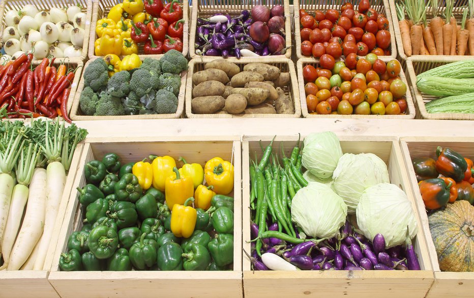 Fotografija: Sadje in zelenjava sta pogosto ob vhodu v trgovino. FOTO: Prapann/Getty Images
