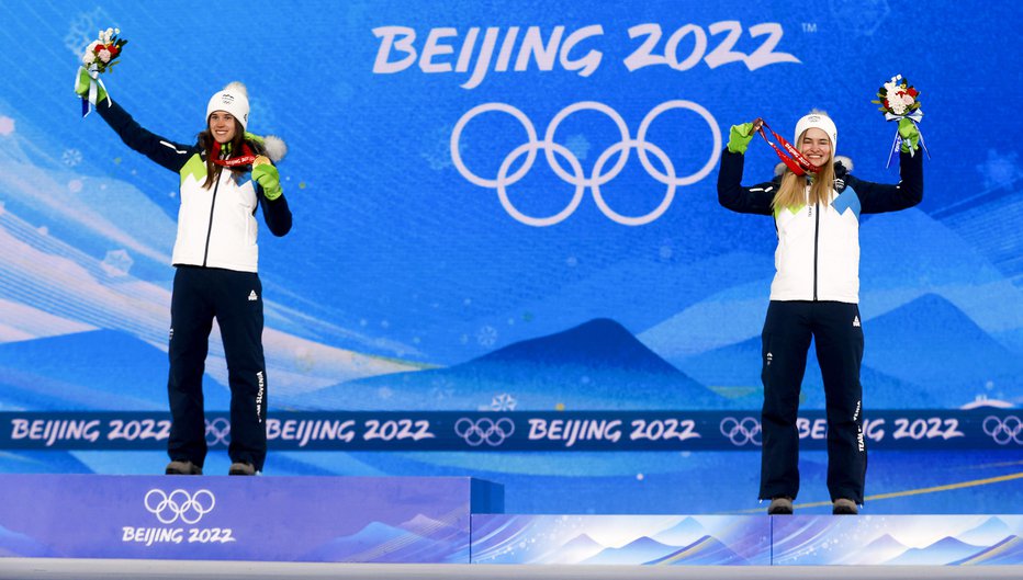Fotografija: Že za uvod sta na olimpijskih igrah zablesteli Urša Bogataj in Nika Križnar. FOTO: Matej Družnik
