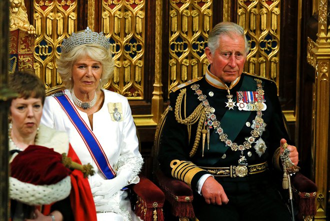 Charles in Camilla sta kraljičino željo sprejela z ganjenostjo in počaščenostjo. FOTO: Reuters
