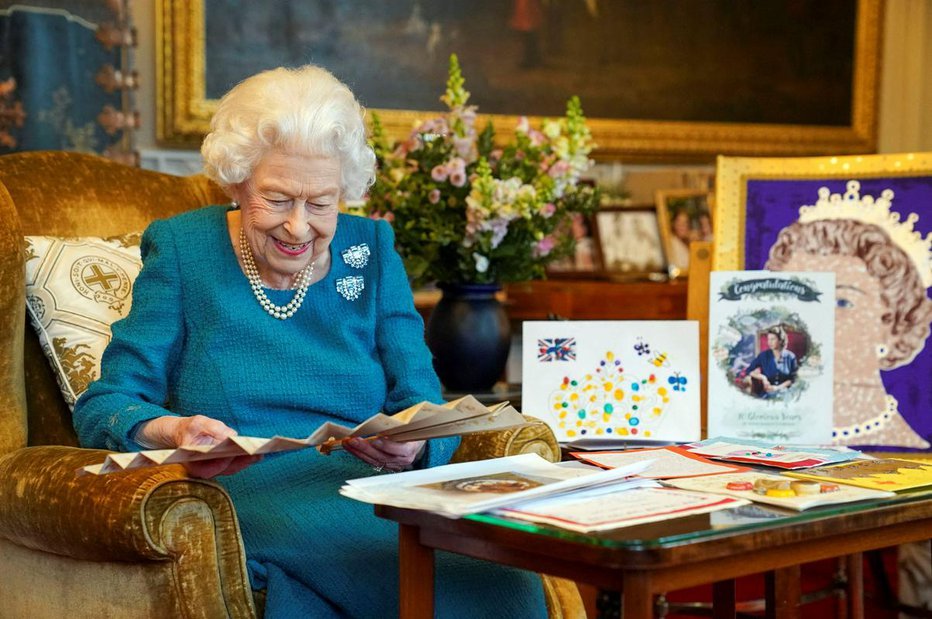 Fotografija: Ob kraljičinem platinastem jubileju je premier Boris Johnson izpostavil njen »navdihujoči občutek dolžnosti in neuklonljive predanosti«. FOTO: Reuters
