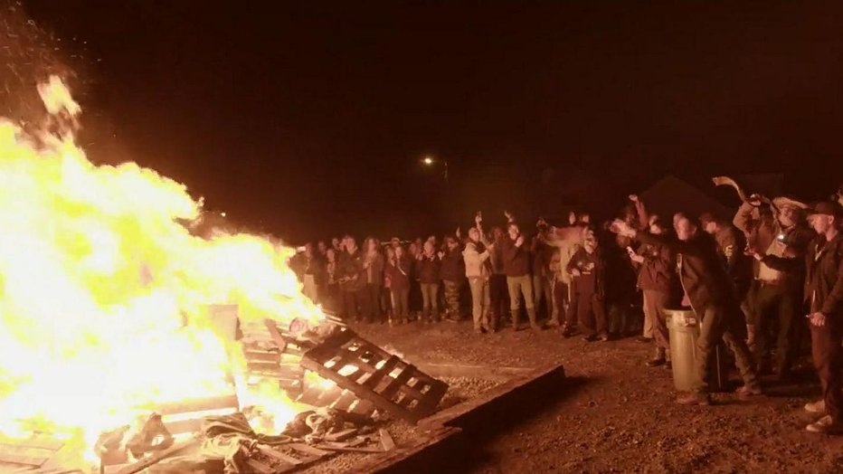 Fotografija: Množica je vzklikala in ploskala, ko je pastor z zažigom knjig izganjal s sveta okultno in demonsko. FOTO: Facebook
