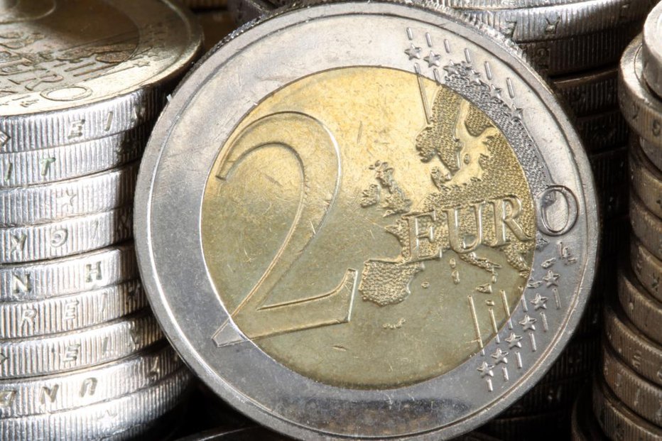 Fotografija: Pravi kovanec za dva evra. FOTO: Getty Images
