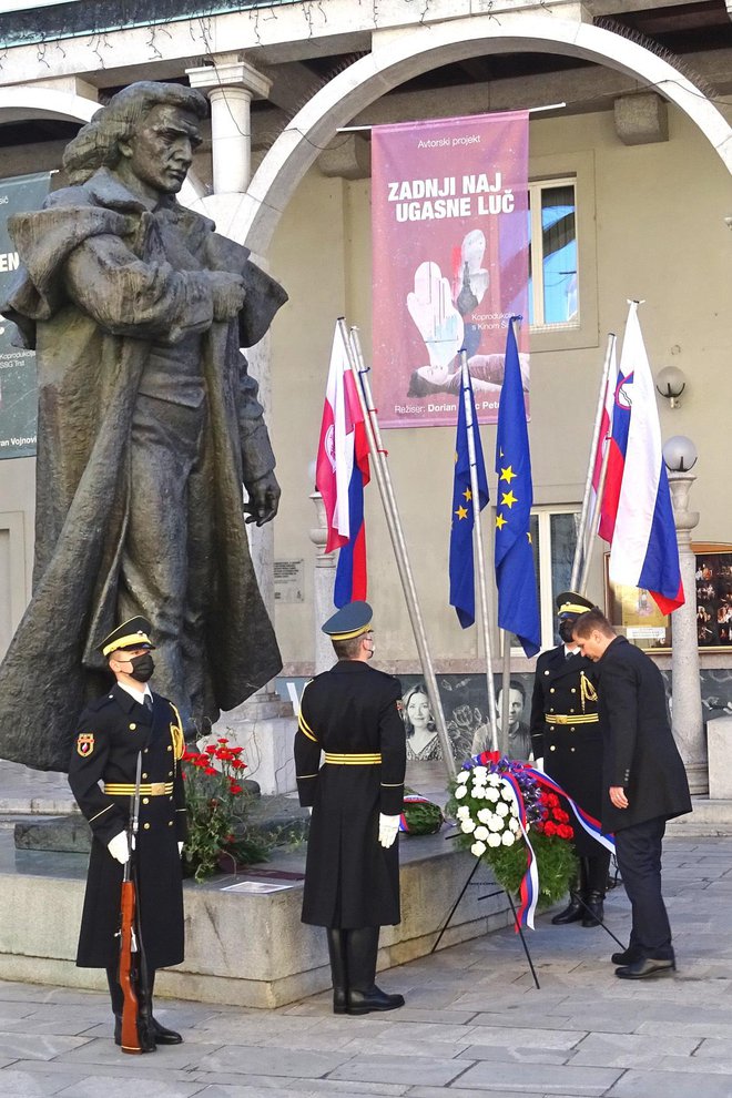 Predsednik DZ Igor Zorčič je k pesnikovemu spomeniku položil venec. Fotografije: Primož Hieng
