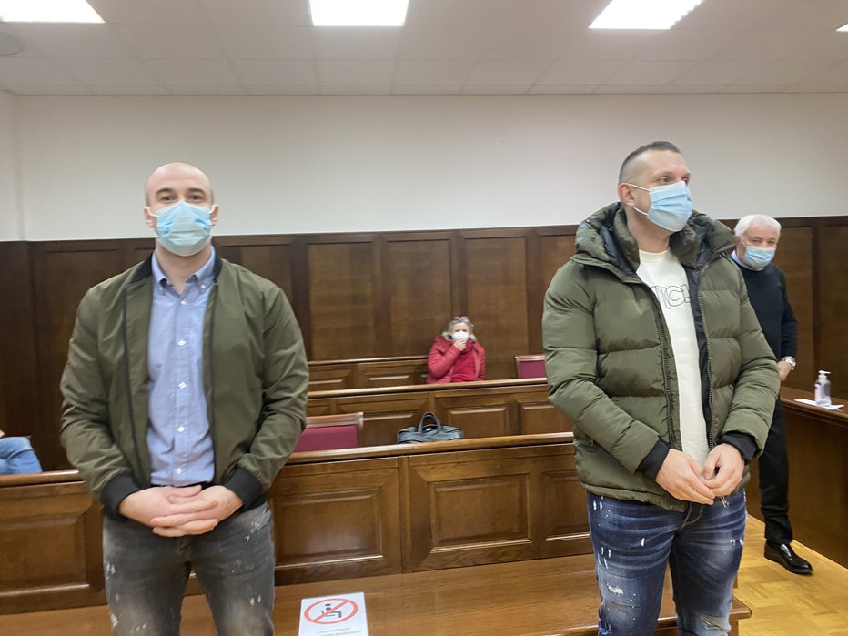 Fotografija: Bojan Stanojević in Klemen Kadivec, ki očitno goji zamere tudi do novinarjev. Foto: Moni Černe
