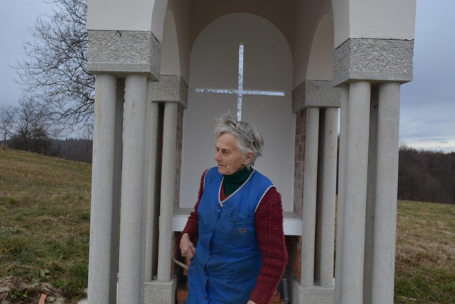 Hilda Kociper je vesela, da ob njeni hiši stoji nova kapela. Foto: Oste Bakal
