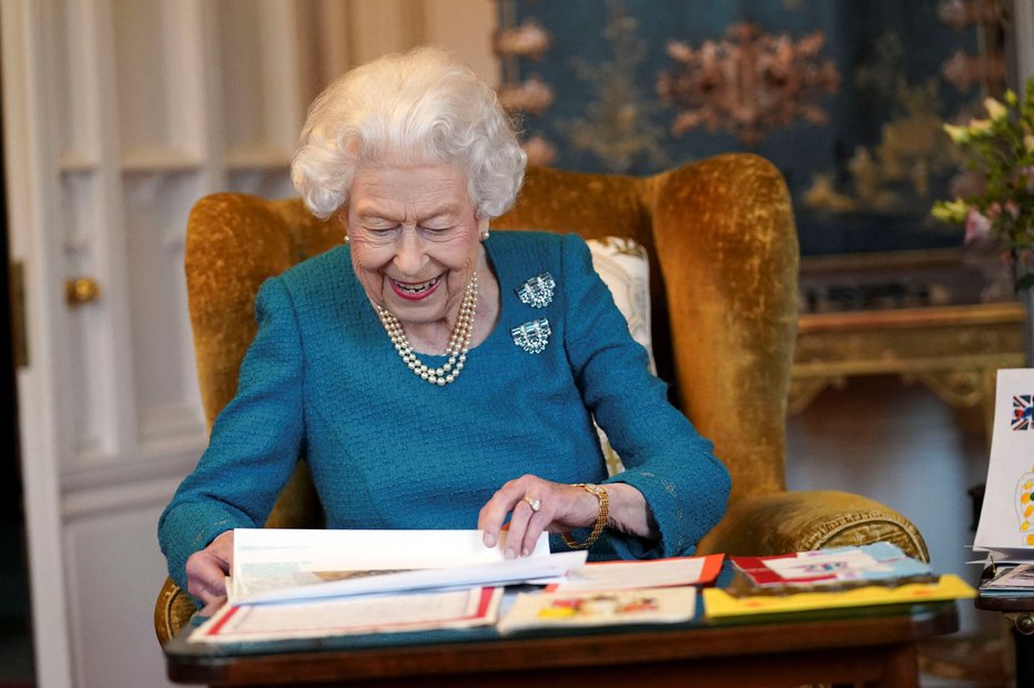 Fotografija: Kraljica se je ob prebiranju voščil strašno zabavala. FOTOGRAFIJI: Steve Parsons/Reuters
