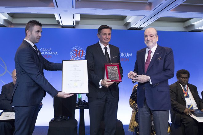 Na mednarodnem forumu Crans Montana v Ženevi je predsednik Pahor leta 2019 prejel priznanje »Prix de la Fondation«. FOTO: Uprs
