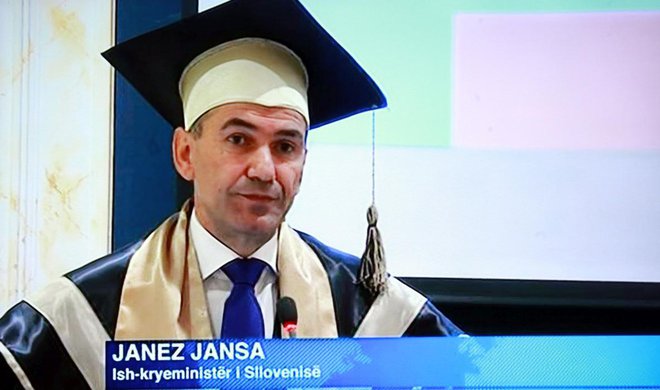 Janezu Janši je leta 2015 častni doktorat podelil Universum College iz Prištine. FOTO: Bobo, zaslonski posnetek
