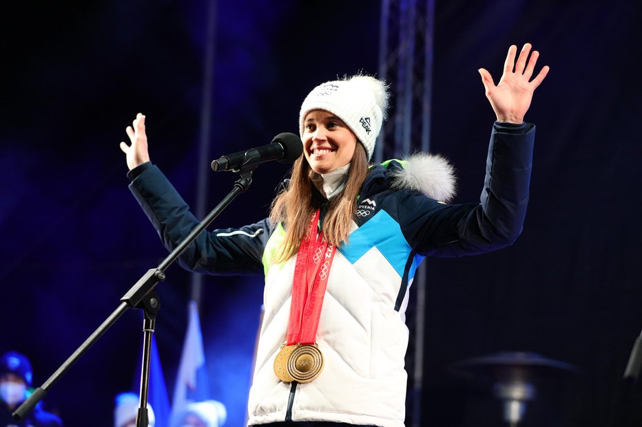 Fotografija: Urša Bogataj se je domov vrnila z dvema zlatima olimpijskima medaljama. FOTO: Črt Piksi

