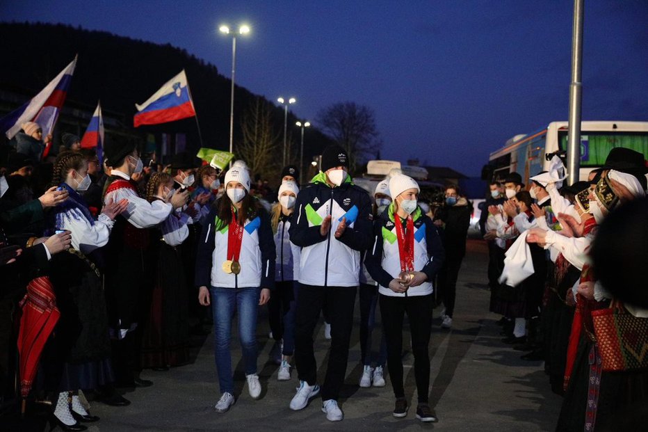 Fotografija: Sprejem olimpijske prvakinje Urše Bogataj in Nike Križnar, ki ga pripravlja občina Dobrova - Polhov Gradec. FOTO: Črt Piksi
