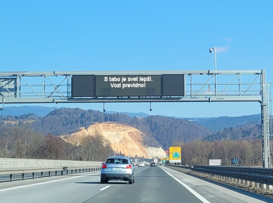 Fotografija: Prisrčni napisi na slovenskih avtocestah. FOTO: Dars
